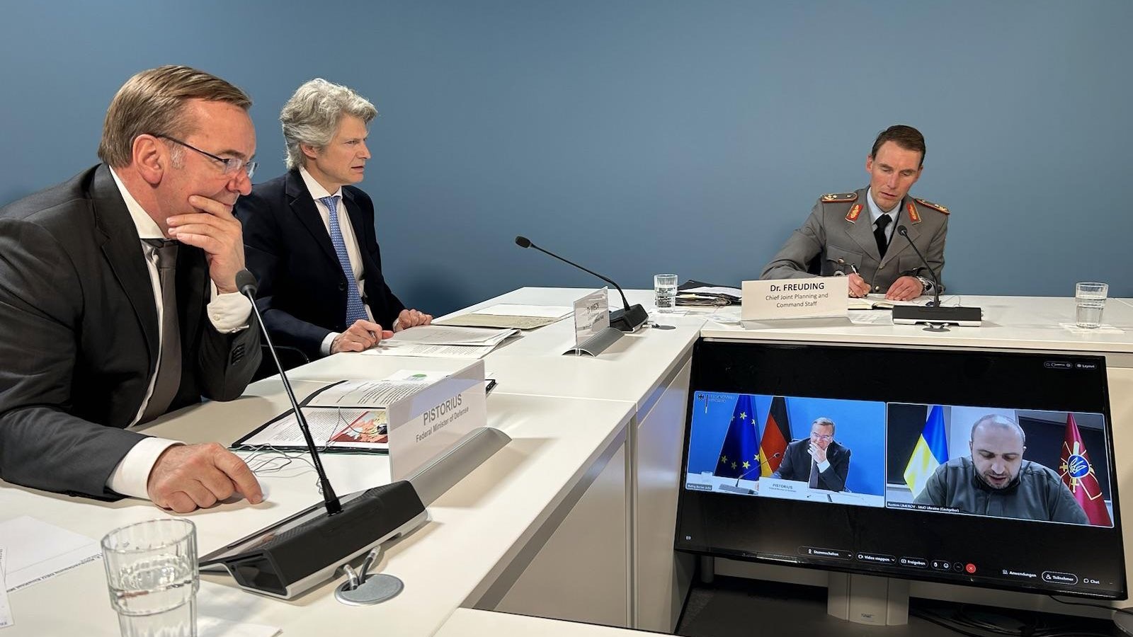 Умеров обсудил с главой Минобороны Германии военную поддержку Украины